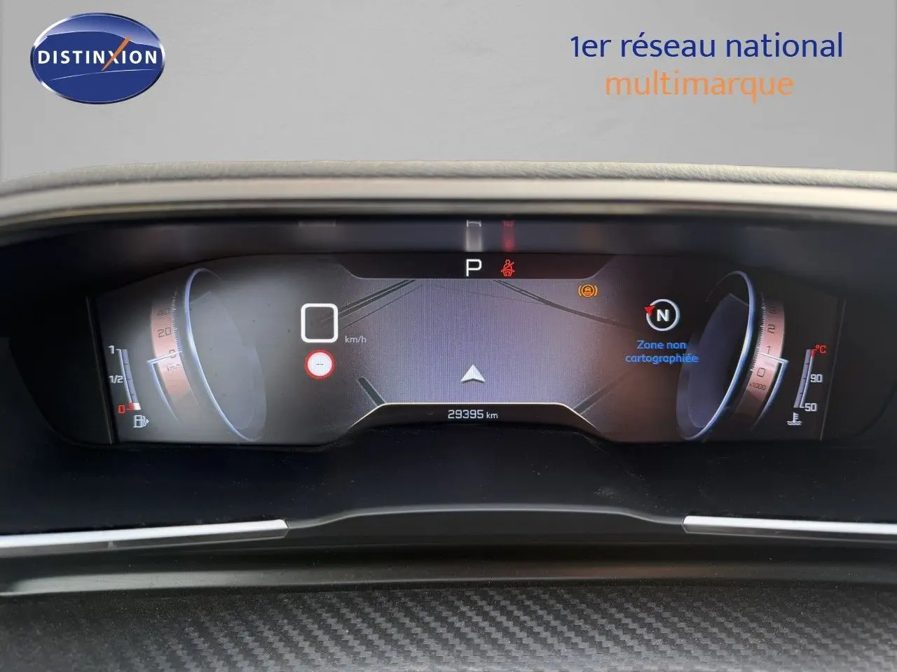 Vue rapprochée du tableau de bord numérique du Peugeot 508 gris platinium, affichant 29 395 km et indicateurs digitaux.