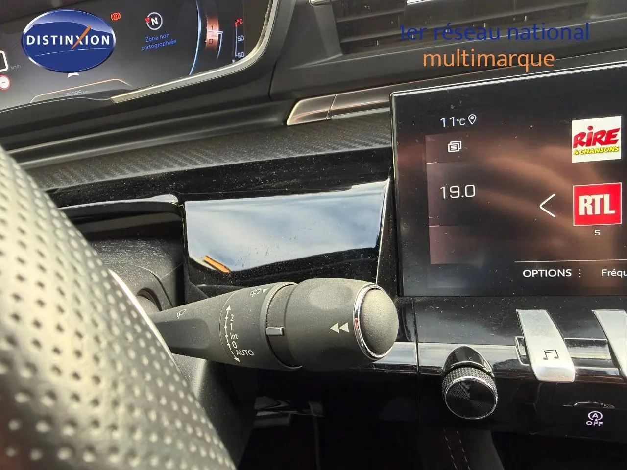 Gros plan sur la commande d’essuie-glace côté gauche du tableau de bord d’une Peugeot 508 gris platinium 2023.