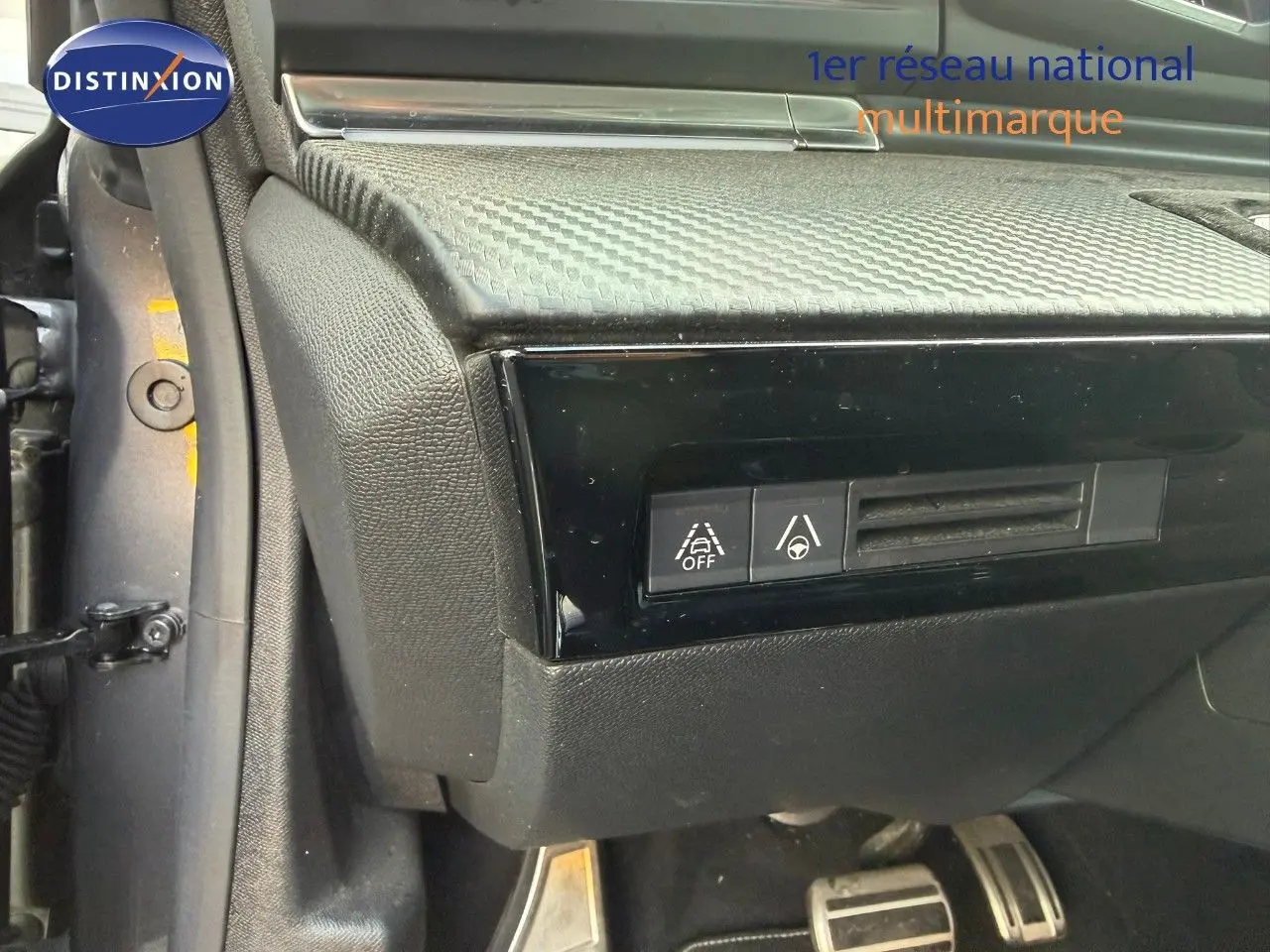 Détail intérieur côté gauche du tableau de bord de la Peugeot 508 gris platinium, avec boutons de contrôle et finition texturée.