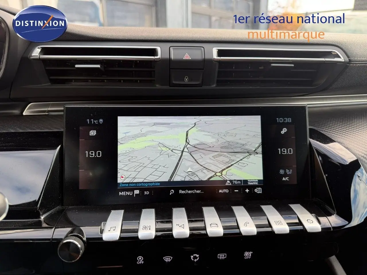 Vue rapprochée de la console centrale tactile de la Peugeot 508 gris platinium, affichant la climatisation digitale.