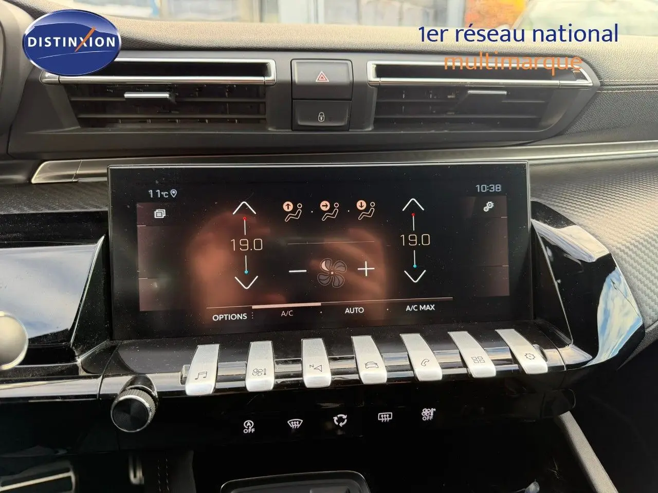 Vue rapprochée de l’écran tactile central et des commandes argentées du tableau de bord noir du Peugeot 508 gris platinium.