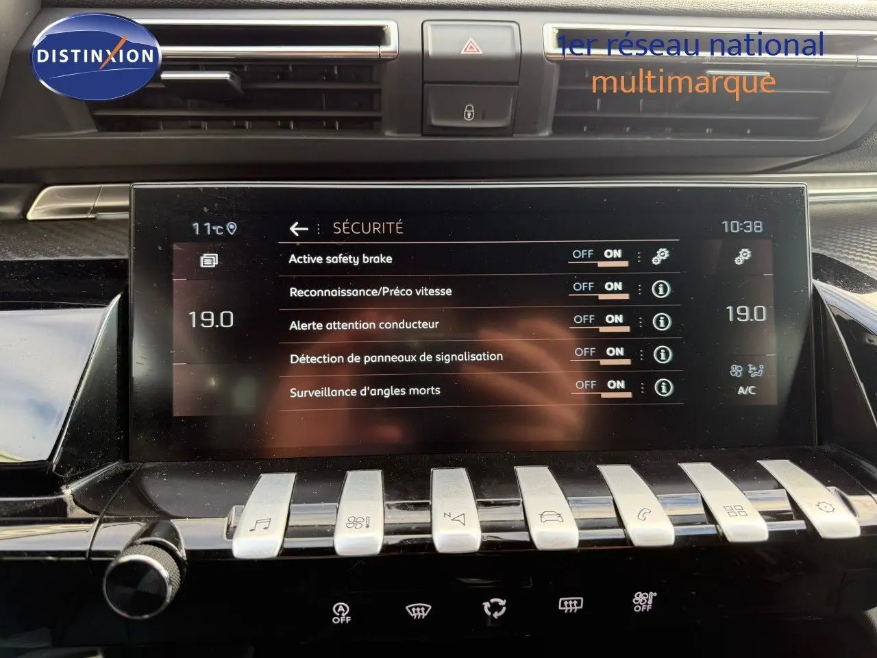Vue rapprochée de l'écran tactile et des commandes piano de la Peugeot 508 gris platinium, affichant les réglages de sécurité.