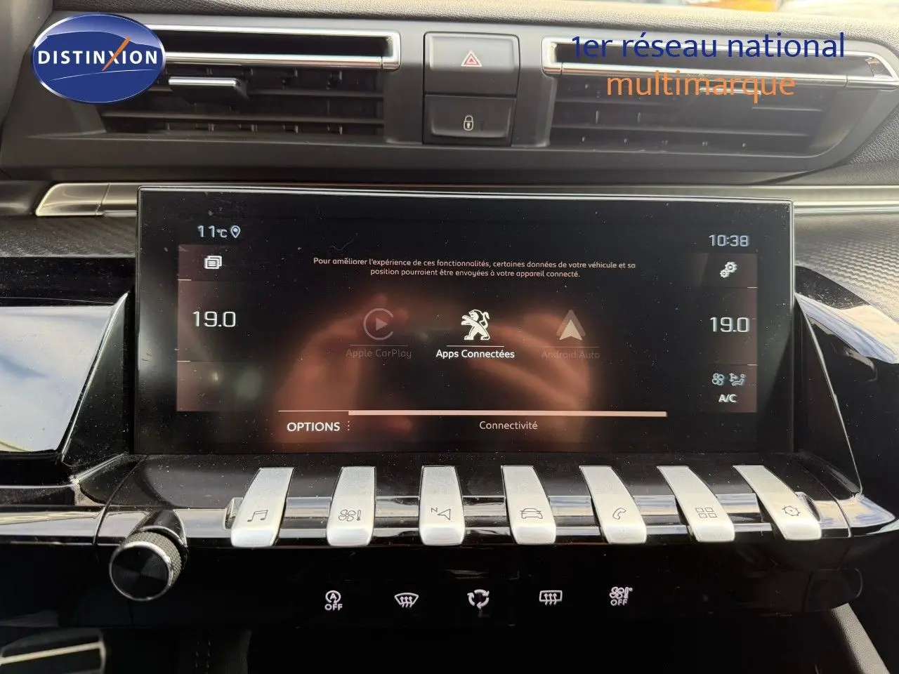 Vue rapprochée de l’écran tactile central et des commandes piano du tableau de bord de la Peugeot 508 gris platinium.