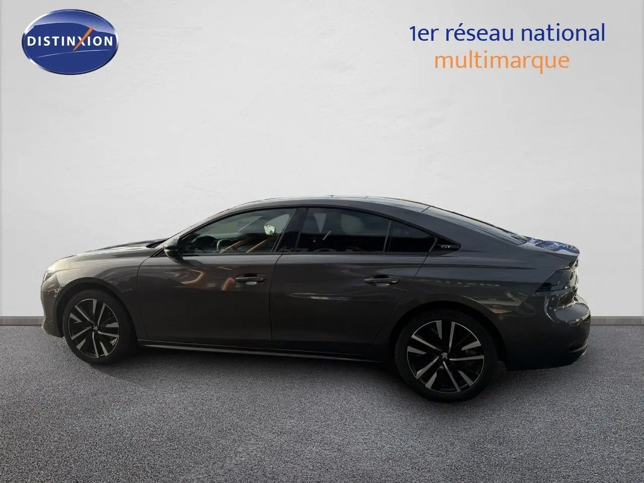 PEUGEOT 508 gris platinium vue 3/4 arrière côté gauche, avec jantes noires et vitres teintées.