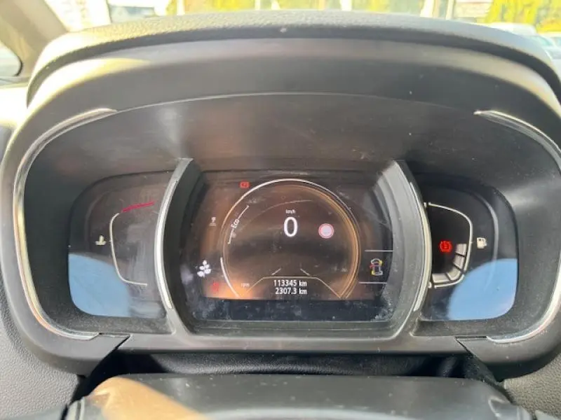 Vue rapprochée du tableau de bord numérique du Renault Grand Scenic 2019 affichant la vitesse à zéro et le compteur kilométrique.