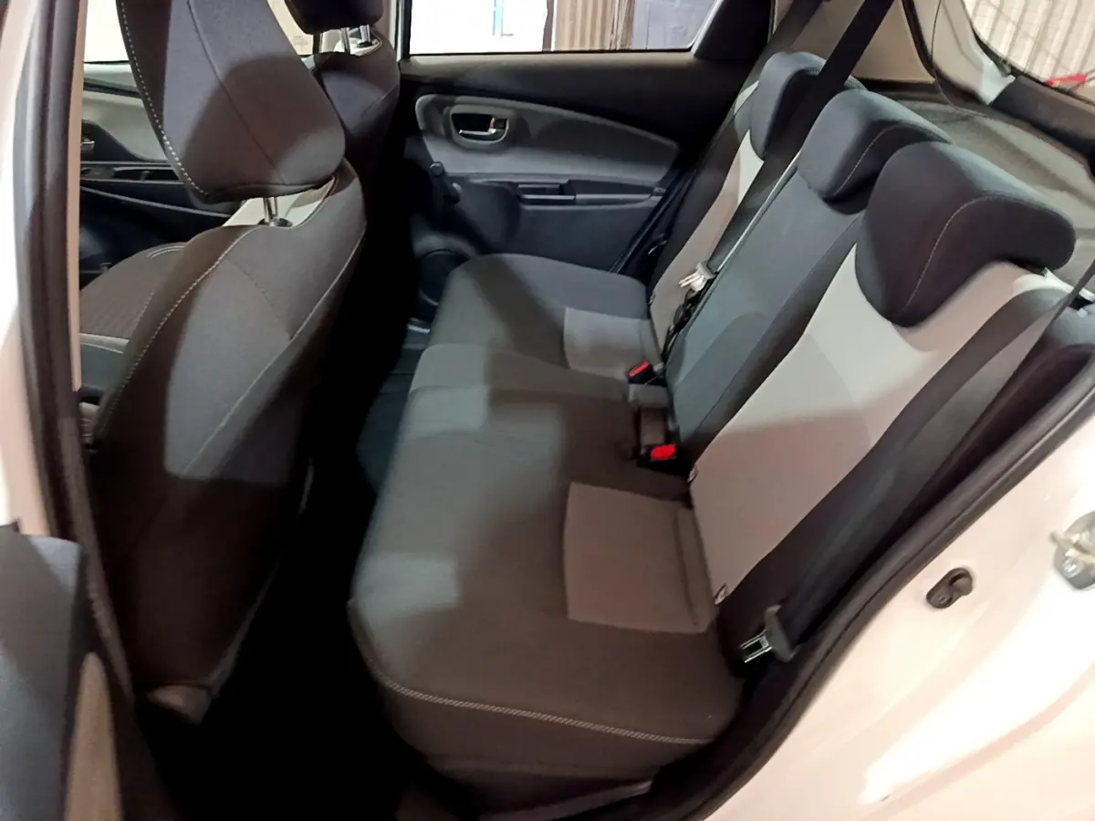 Vue intérieure côté droit sur la banquette arrière grise et noire de la Toyota Yaris 1.5 Hybride blanche de 2020.