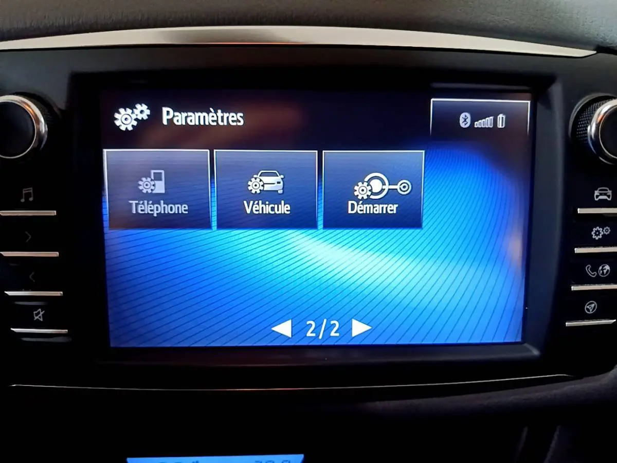 Écran tactile central de la Toyota Yaris 1.5 Hybride 2020 affichant le menu Paramètres en intérieur noir.