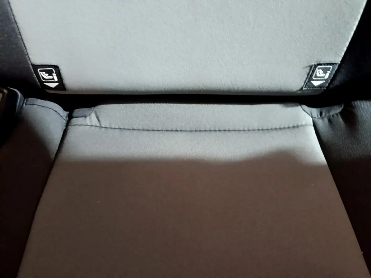 Gros plan sur la banquette arrière grise de la Toyota Yaris 1.5 Hybride 2020 avec repères Isofix visibles.