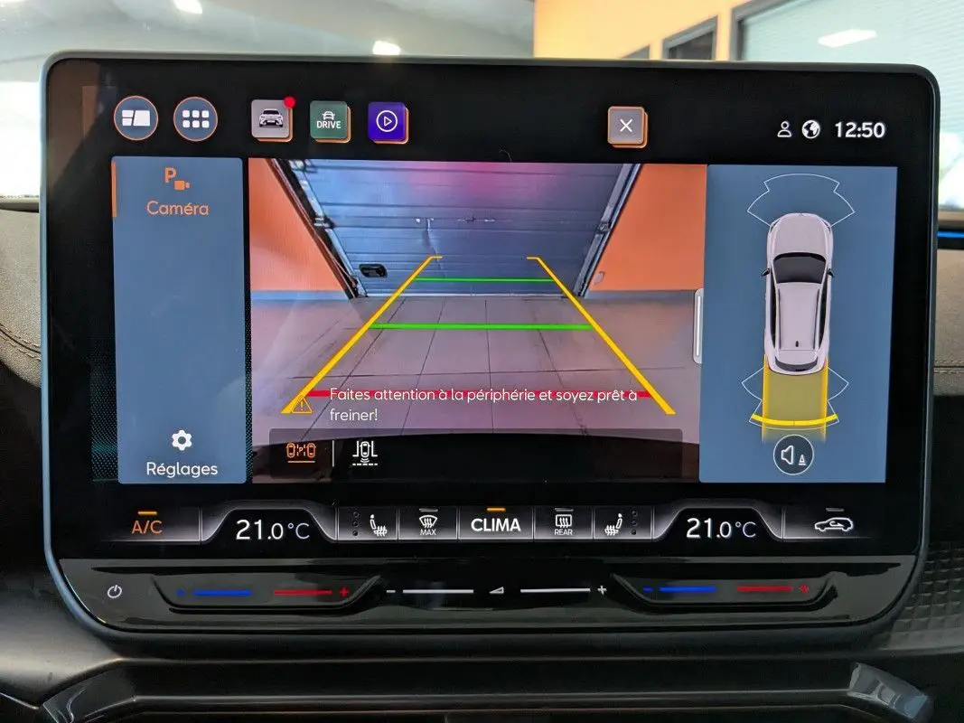 Écran tactile intérieur montrant la caméra de recul et l’aide au stationnement du CUPRA Formentor noir 2025.