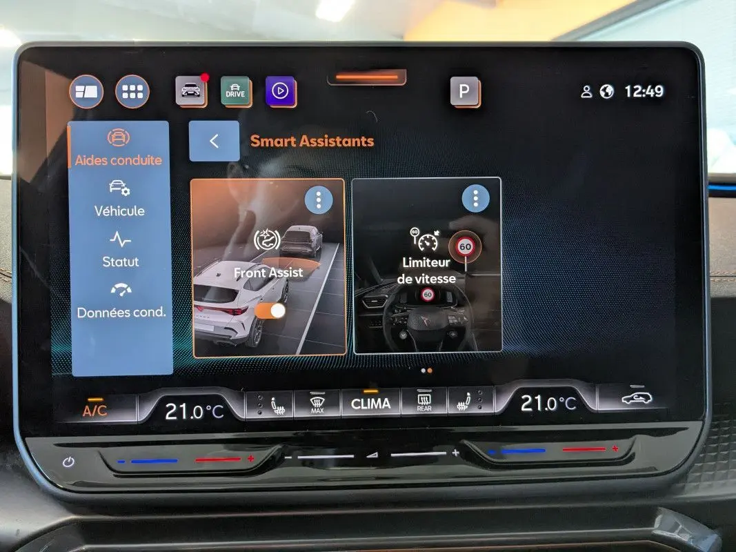 Écran tactile intérieur du CUPRA Formentor 2025 affichant les aides à la conduite et la climatisation à 21°C.