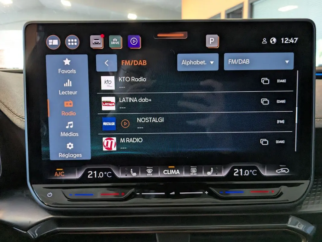 Écran tactile central de la CUPRA Formentor 2.0 TDI 150 DSG7 affichant les stations radio FM/DAB, intérieur noir.