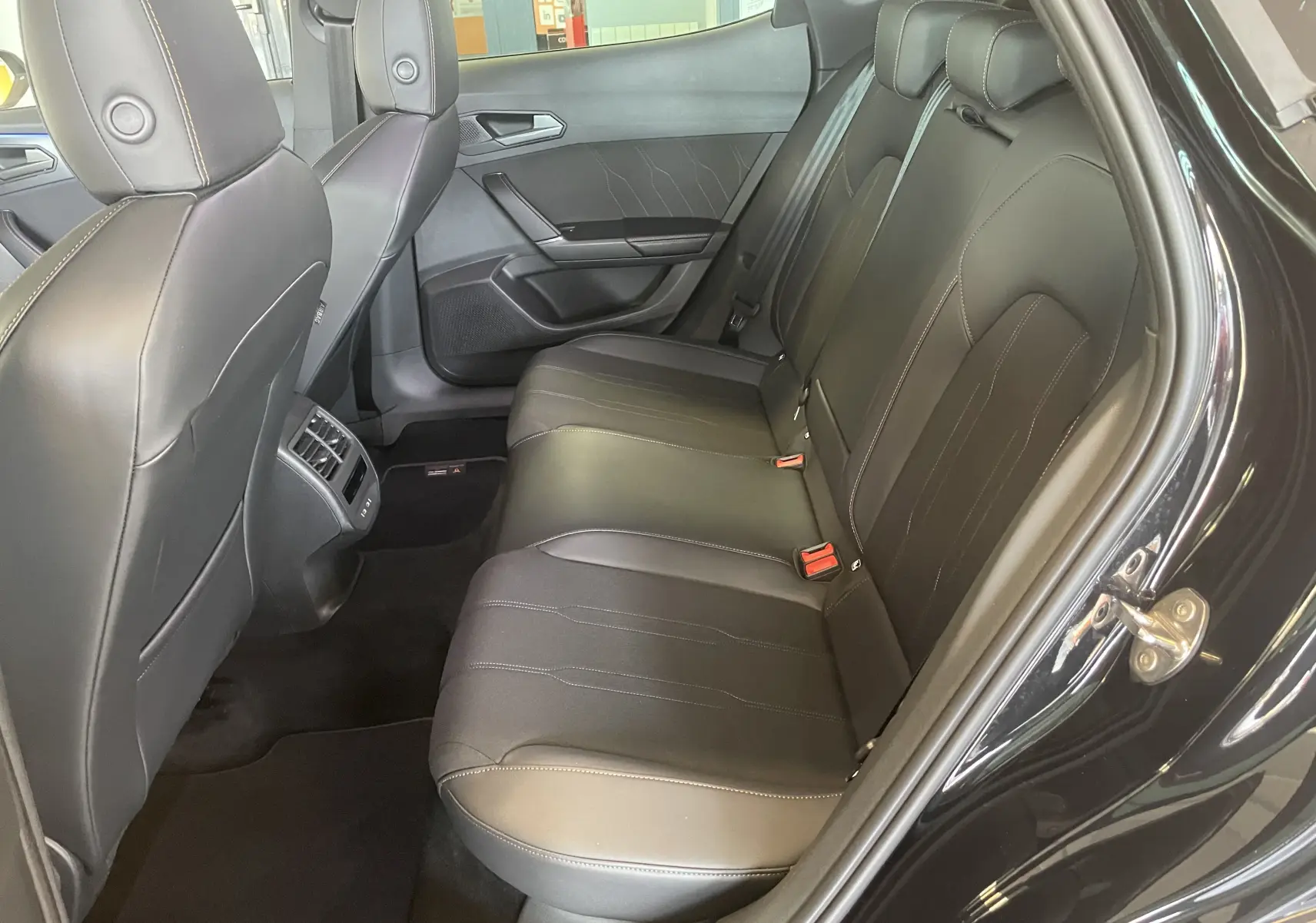 Vue intérieure côté droit des sièges arrière noirs en tissu et similicuir du CUPRA Formentor 2.0 TDI 150 DSG7 2025.