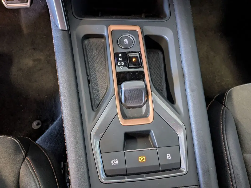 Gros plan sur la console centrale de la CUPRA Formentor 2.0 TDI 150 DSG7 noire avec levier de vitesse et commandes électroniques.
