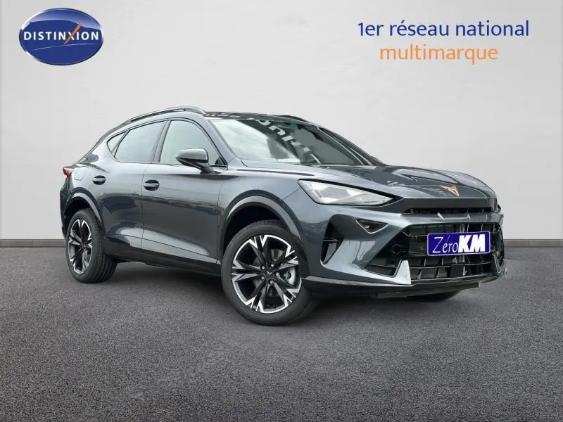 Vue 3/4 avant droite d’un CUPRA Formentor 2.0 TDI gris Graphène avec jantes alu noires et détails sportifs.