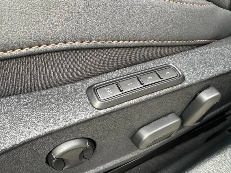 Détail des commandes de réglage électrique des sièges en textile noir avec surpiqûres marron dans une CUPRA Formentor Gris Graphène.