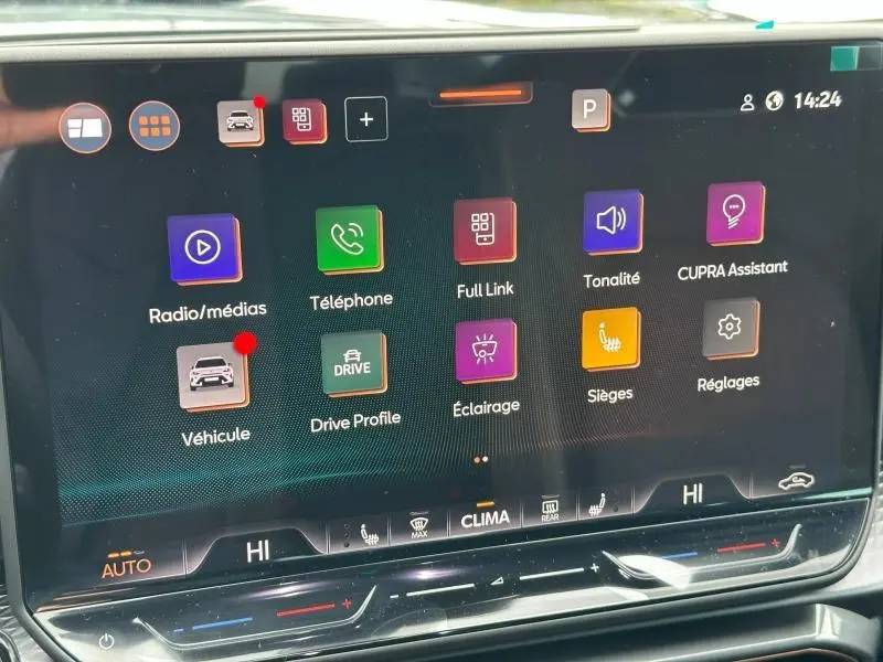 Écran tactile central du tableau de bord du CUPRA Formentor 2.0 TDI 150ch, affichant les menus de réglages et connectivité.