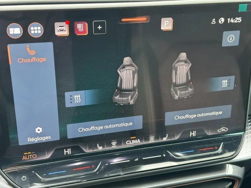 Écran tactile intérieur du CUPRA Formentor 2026 montrant la commande de chauffage automatique des sièges en noir.