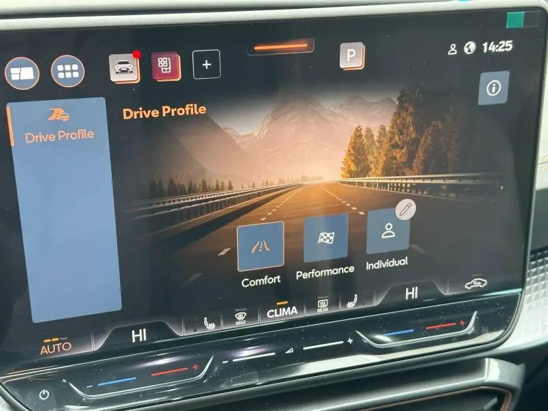 Écran tactile intérieur du CUPRA Formentor 2026 affichant les modes de conduite Comfort, Performance et Individual.