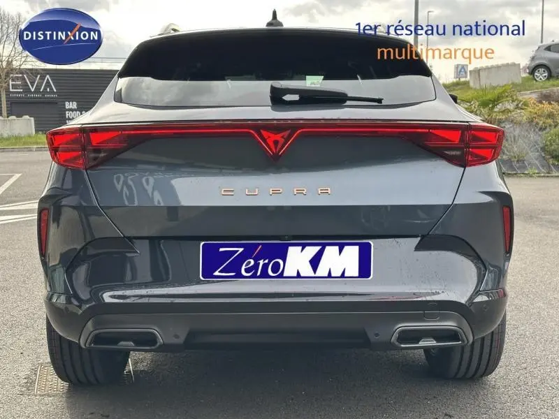 Vue arrière d'une CUPRA Formentor gris Graphène avec feux LED reliés et double sortie d'échappement intégrée.