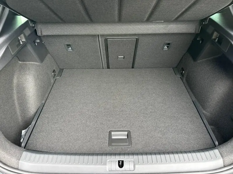 Vue intérieure du coffre spacieux gris graphite du CUPRA Formentor 2.0 TDI 150ch V DSG7 2026, avec banquette rabattable.