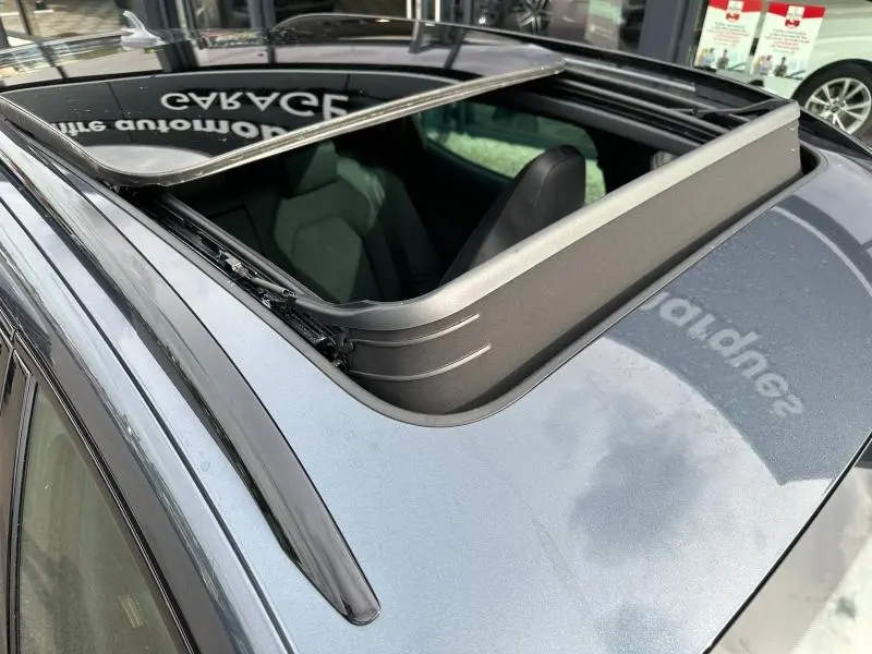 Vue rapprochée du toit ouvrant ouvert d'une CUPRA Formentor gris Graphène personnalisé, montrant l'intérieur noir.