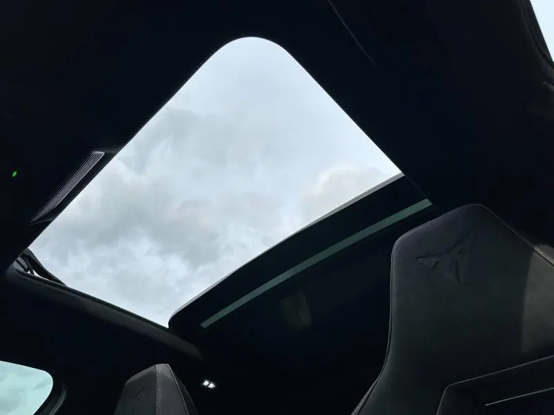 Vue intérieure du toit ouvrant panoramique et siège avant noir du CUPRA Formentor Gris Graphène 2026.