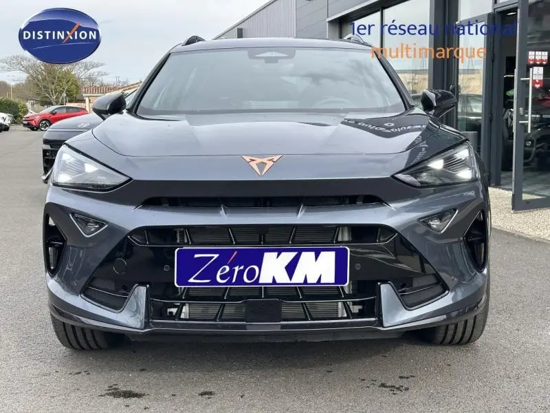 Vue avant d'une CUPRA Formentor 2.0 TDI gris Graphène avec logo cuivré et calandre noire brillante.