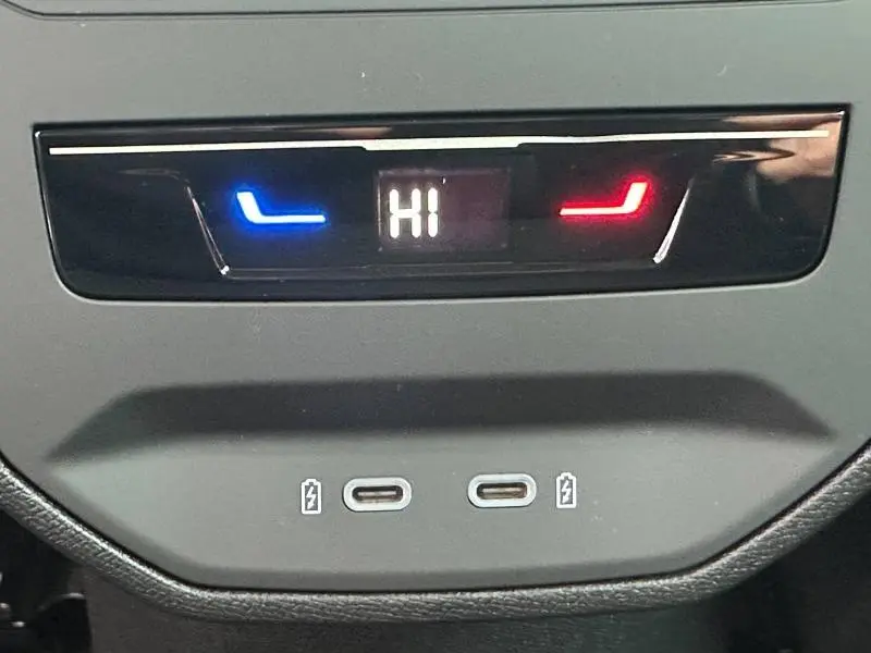 Détail du panneau de commande de chauffage et ventilation arrière avec affichage digital et ports USB dans une CUPRA Formentor gris Graphène.