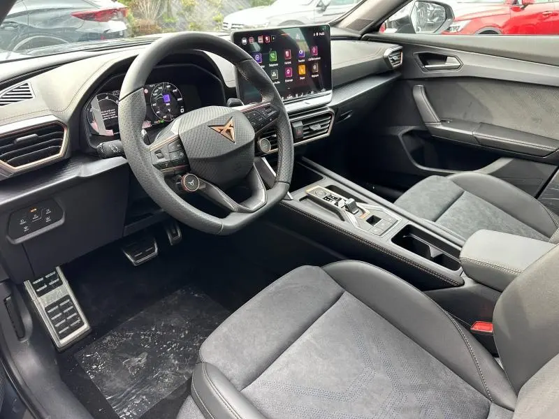 Intérieur avant de la CUPRA Formentor 2.0 TDI 150ch 2026, volant cuir sport, écran tactile et sièges tissu noir Asphalte.