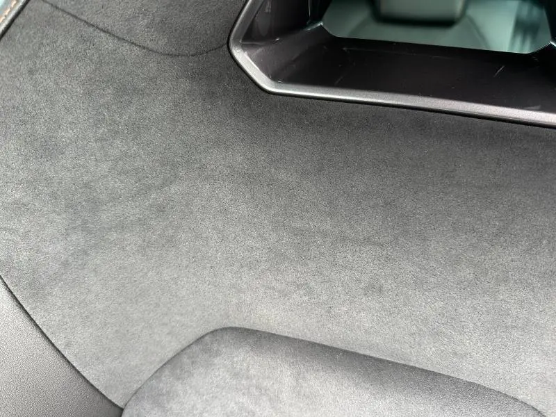 Détail du revêtement intérieur en textile noir Asphalte et TEP sur la porte d'une CUPRA Formentor gris Graphène.