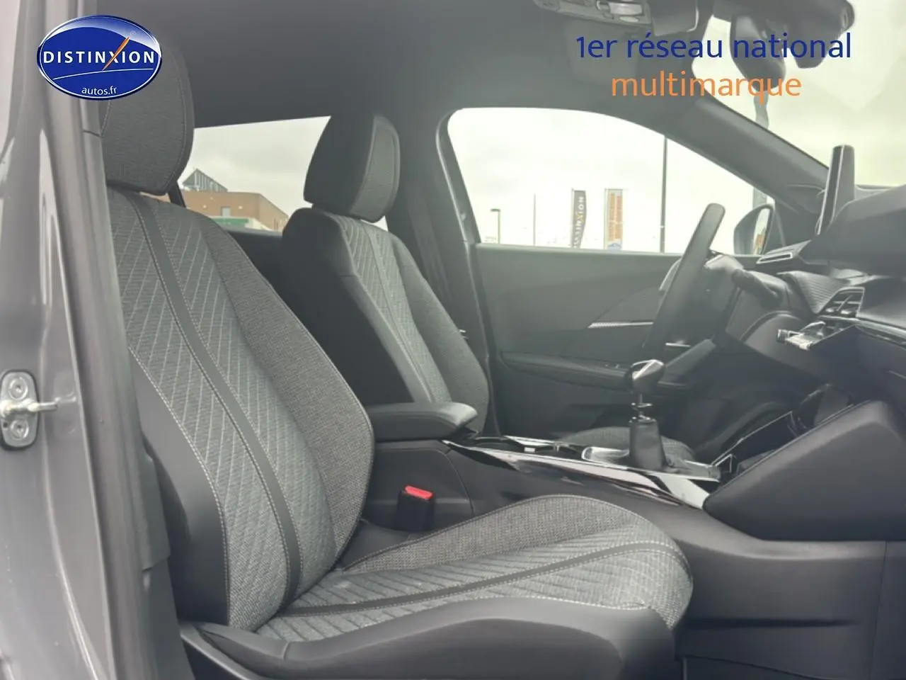 Intérieur de la Peugeot 2008 1.2 100 Allure gris sélénite, vue côté gauche sur sièges et tableau de bord.