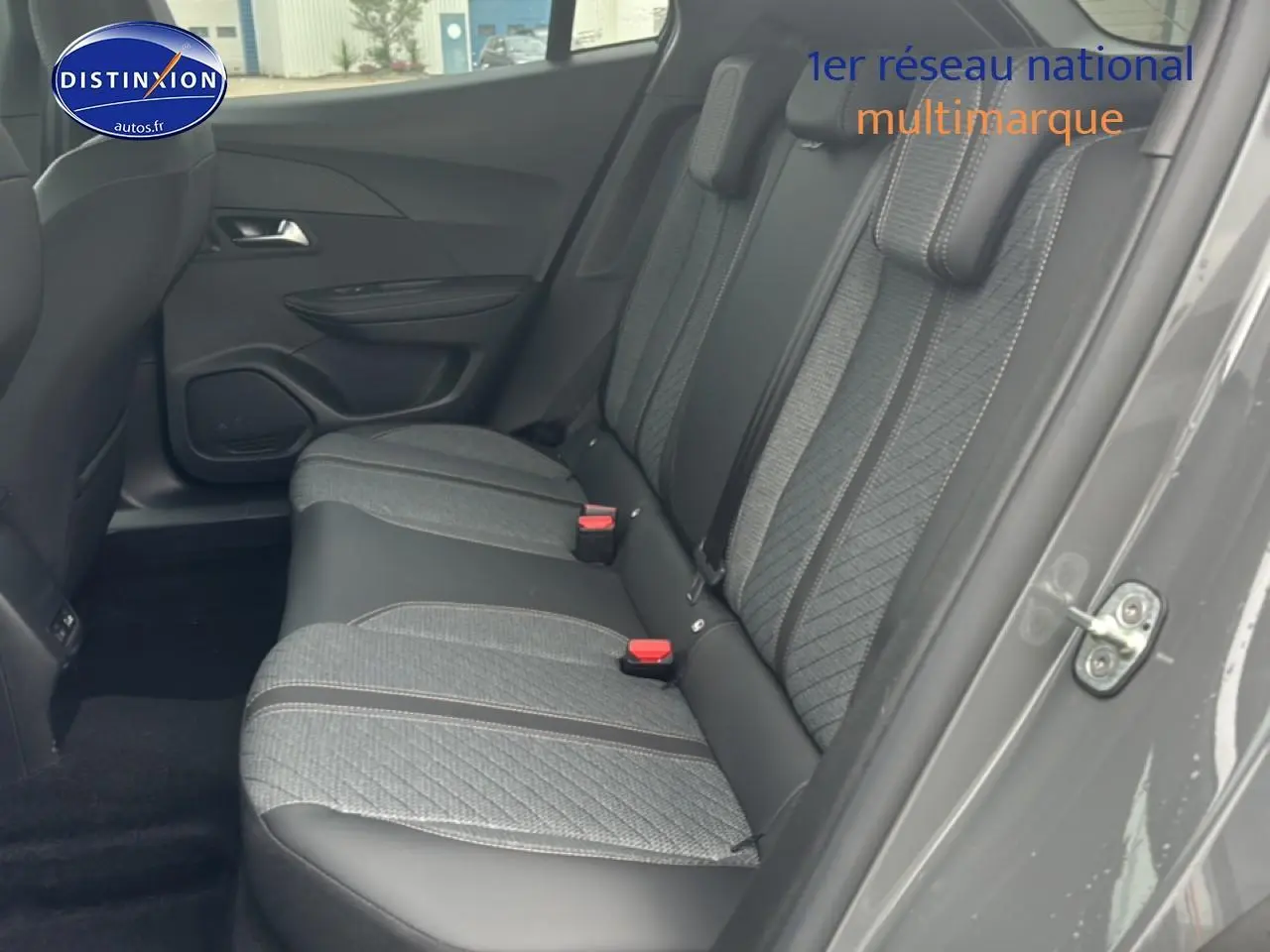 Vue côté droit sur la banquette arrière gris sellenium avec tissu casual embossé du Peugeot 2008 1.2 100 allure 2025.
