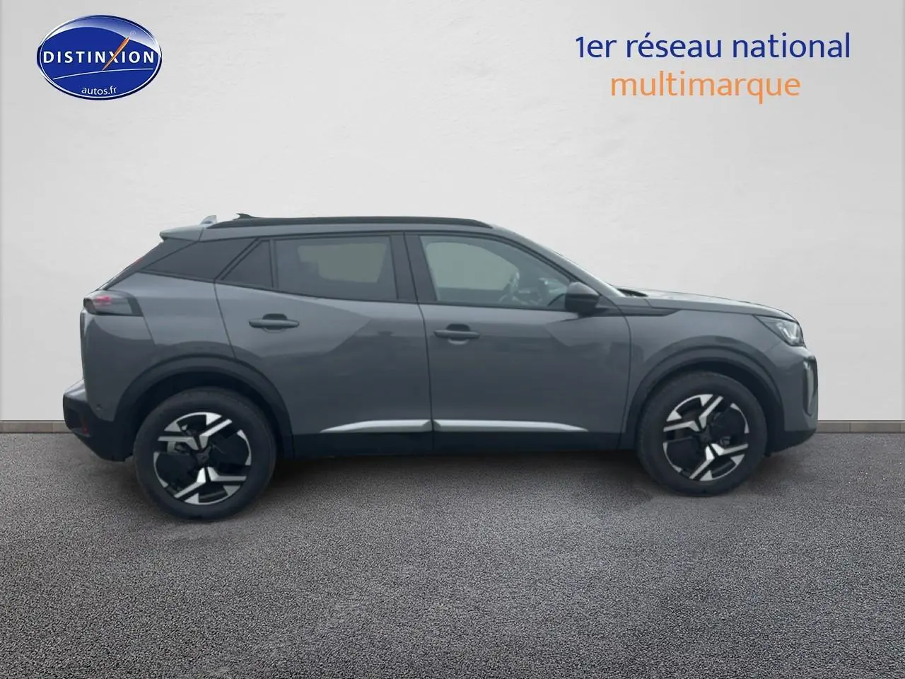 Vue latérale droite d'un Peugeot 2008 gris sélénite 2025 avec jantes alu et toit noir.