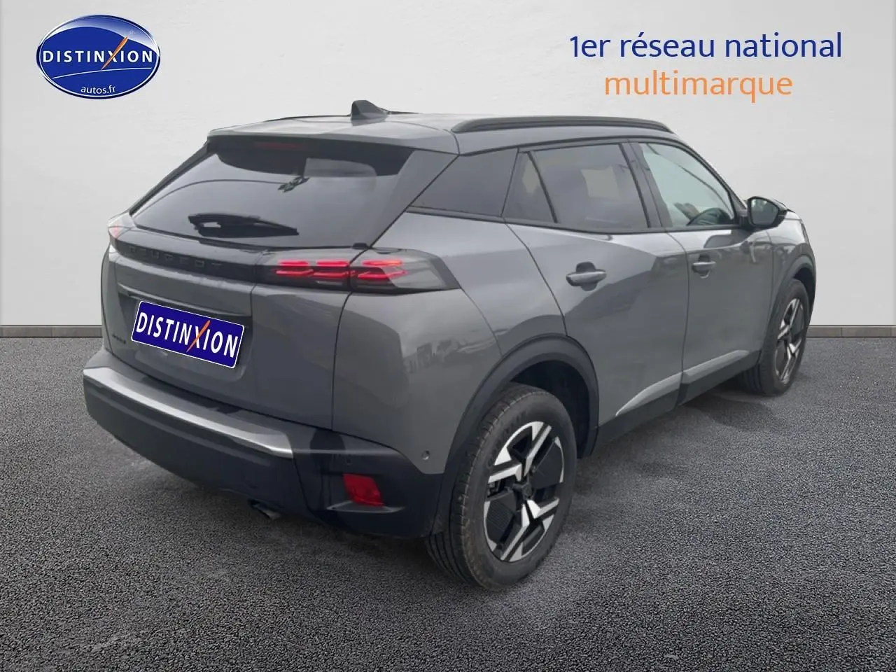 Peugeot 2008 gris sélénite en 3/4 arrière droit, avec feux arrière LED et jantes alliage distinctives.