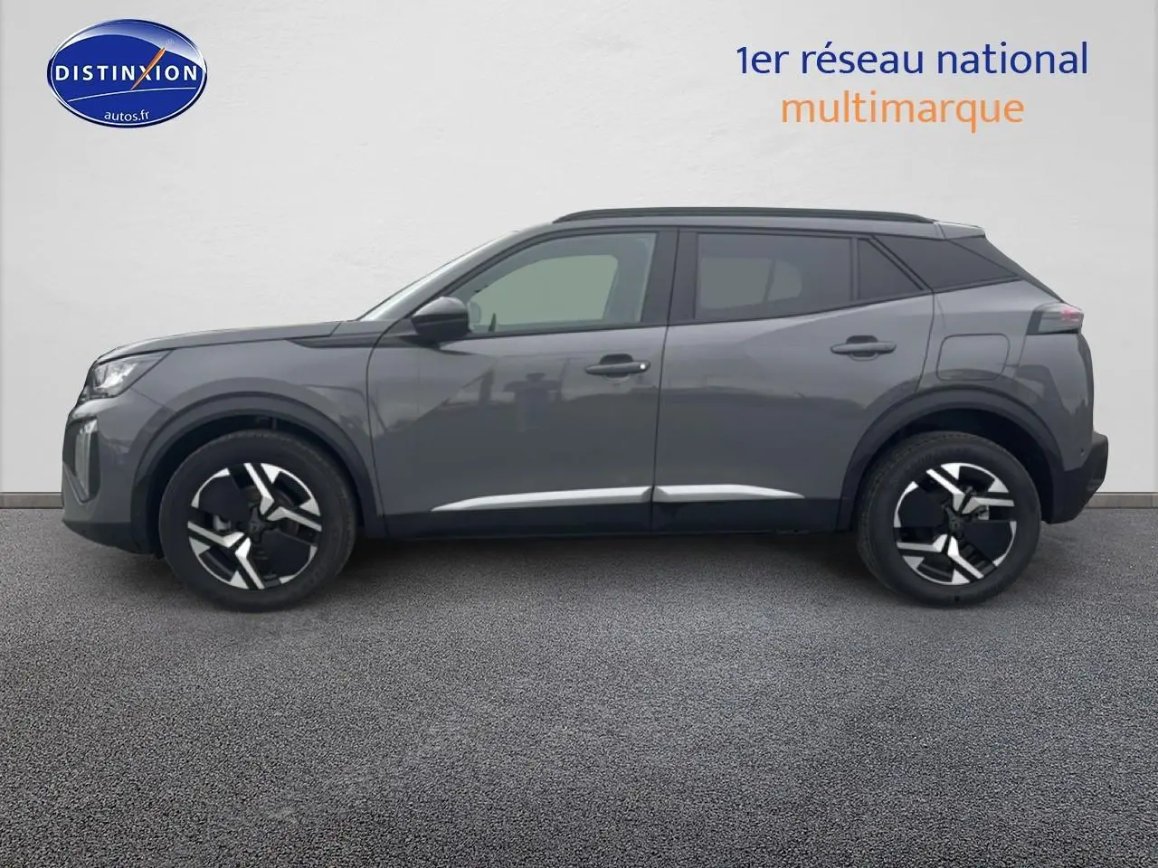 Profil droit du Peugeot 2008 1.2 100 Allure gris sélénite avec jantes alu et vitres teintées.