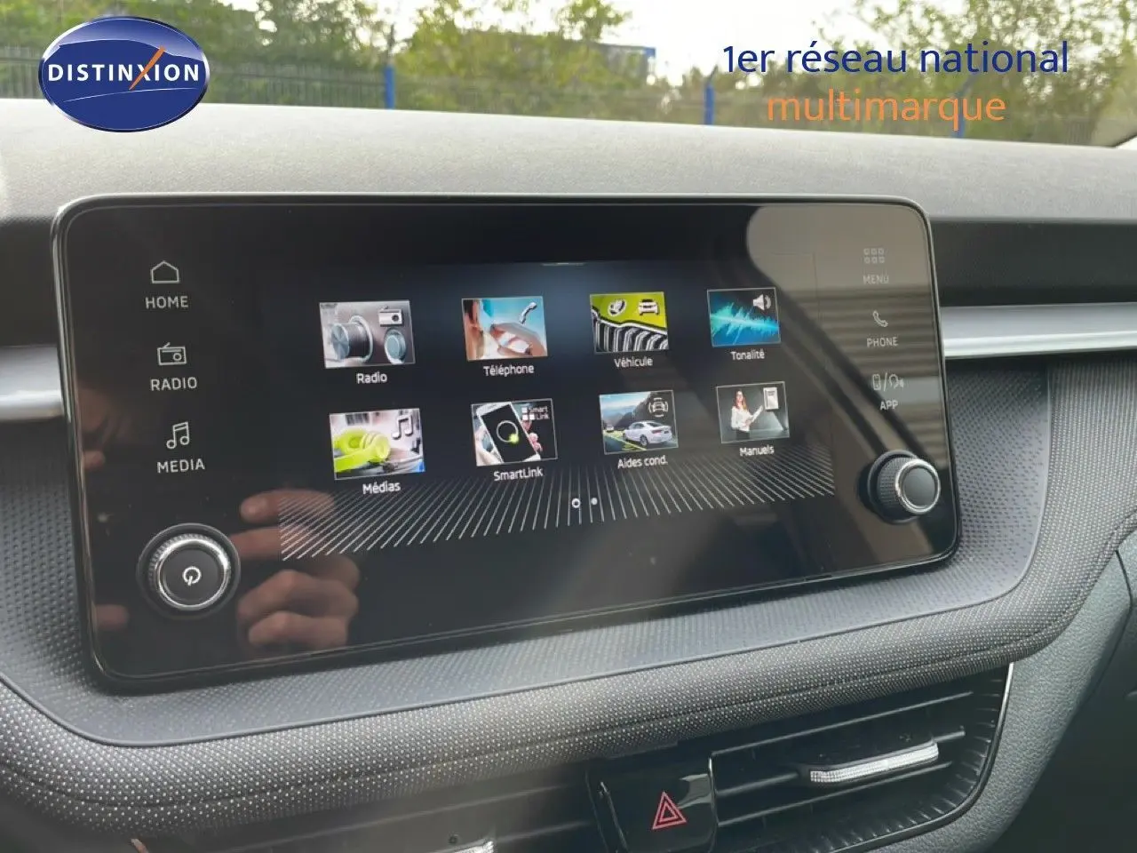 Écran tactile central du tableau de bord de la Skoda Fabia 2025, affichant le menu multimédia et connectivité.