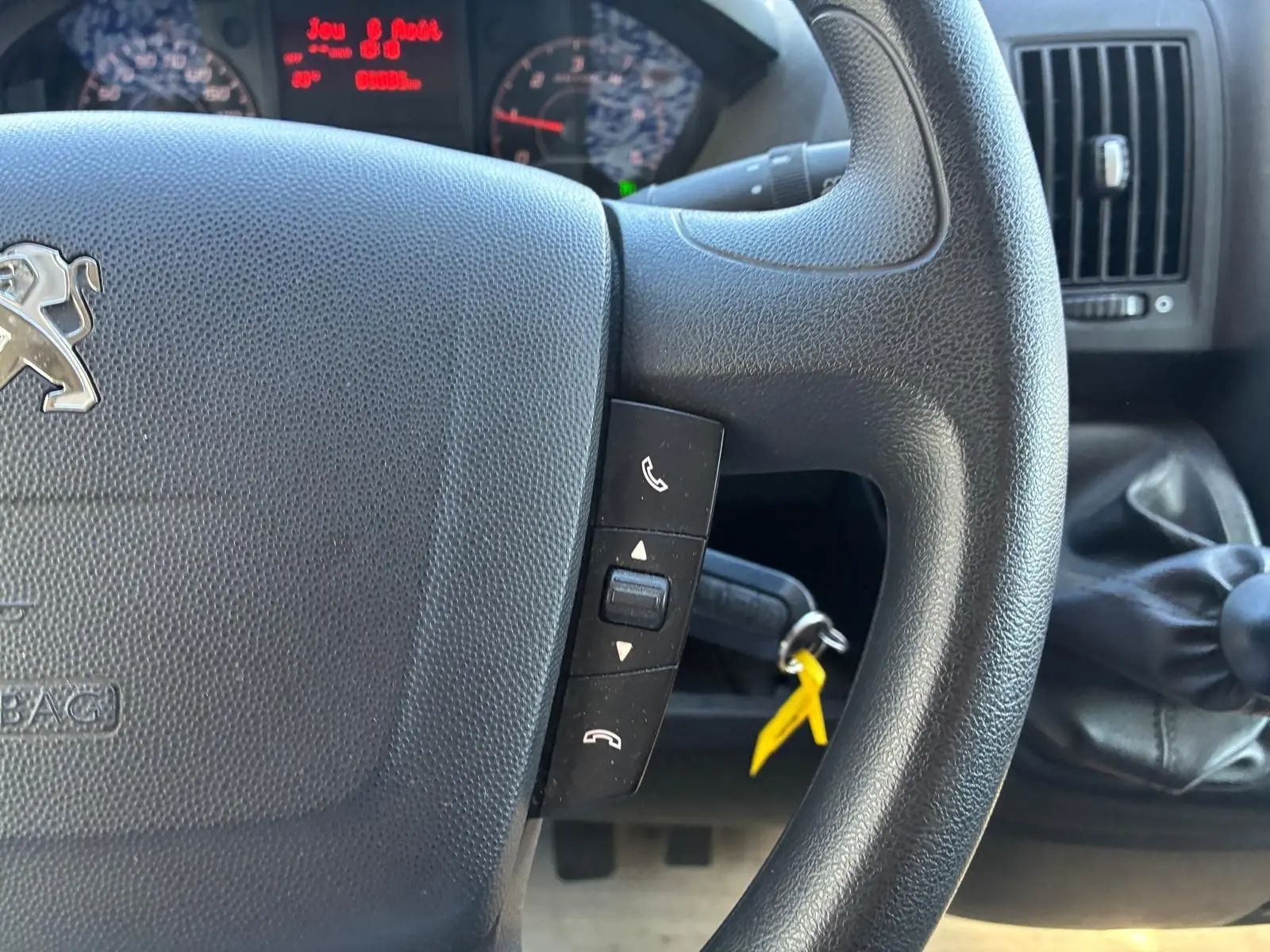 Gros plan sur le volant noir du Peugeot Boxer Cabine Approfondie 2019 avec commandes intégrées et levier de vitesses manuel visible.