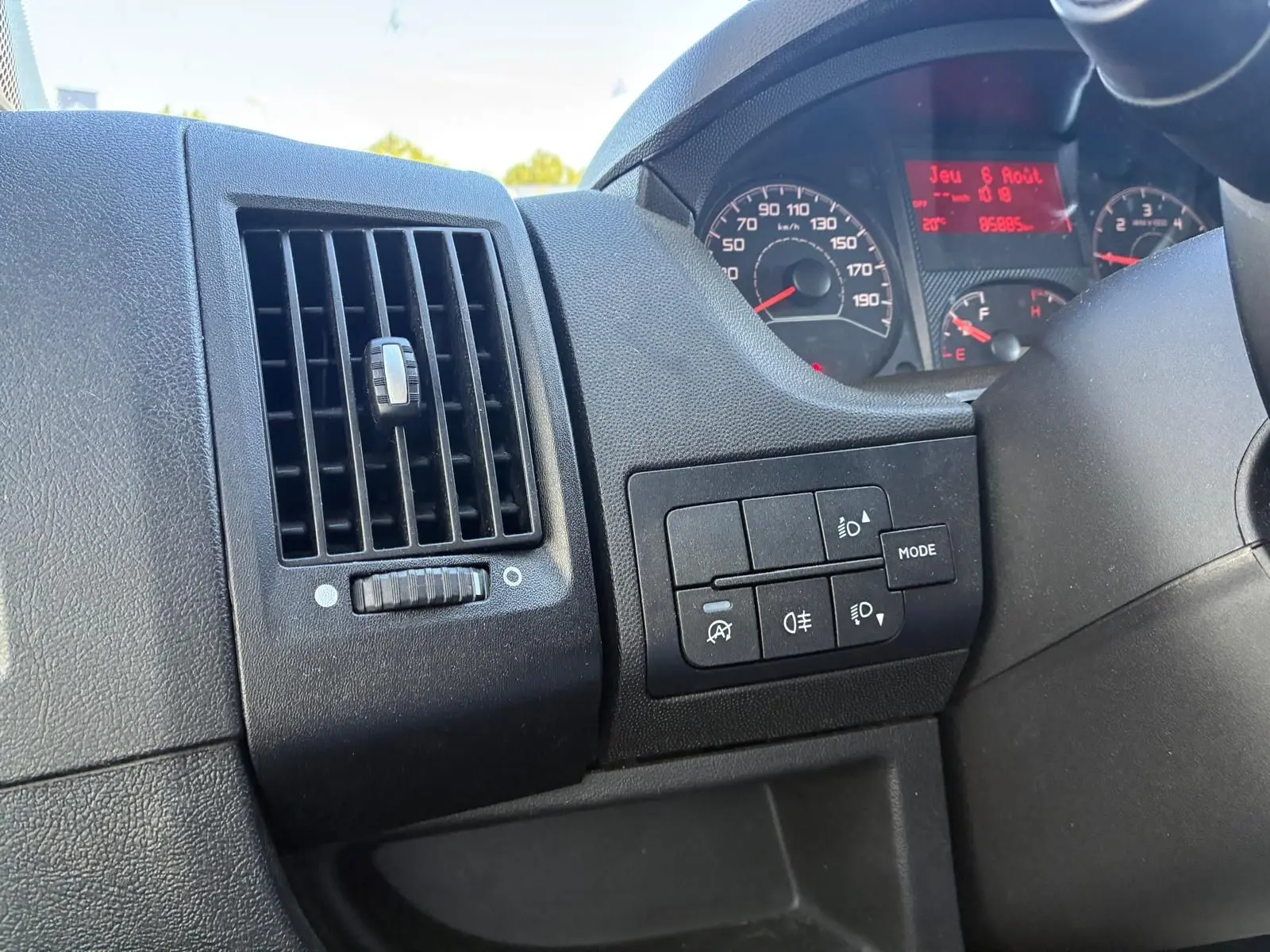 Détail intérieur côté gauche du tableau de bord gris du Peugeot Boxer cabine approfondie avec commandes d’éclairage et ventilation.