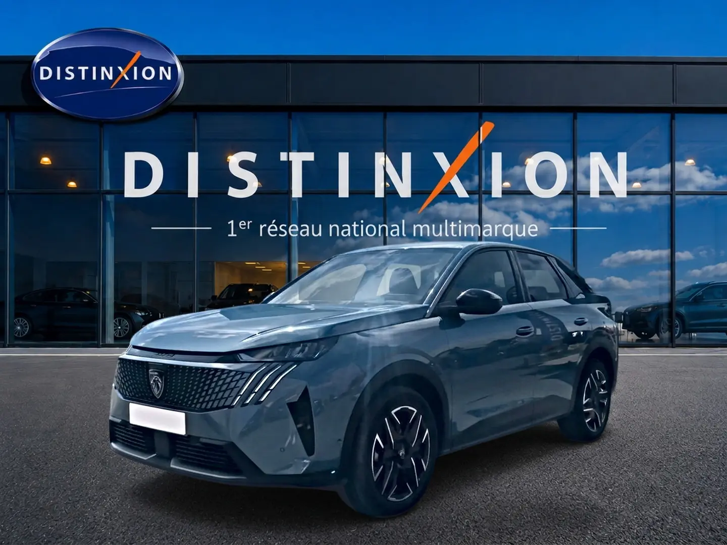 Peugeot 3008 bleu en 3/4 avant droit, avec calandre distinctive et jantes alliage noires devant showroom Distinxion.