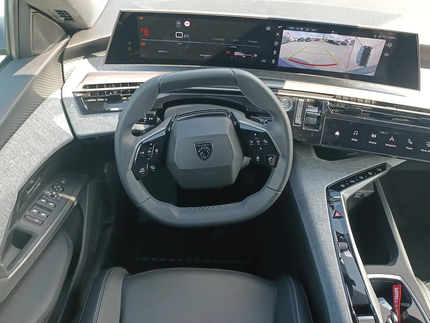 Vue intérieure frontale du poste de conduite du Peugeot 3008 1.2 hybrid 145 allure e-dcs6 avec volant cuir et écran tactile large.