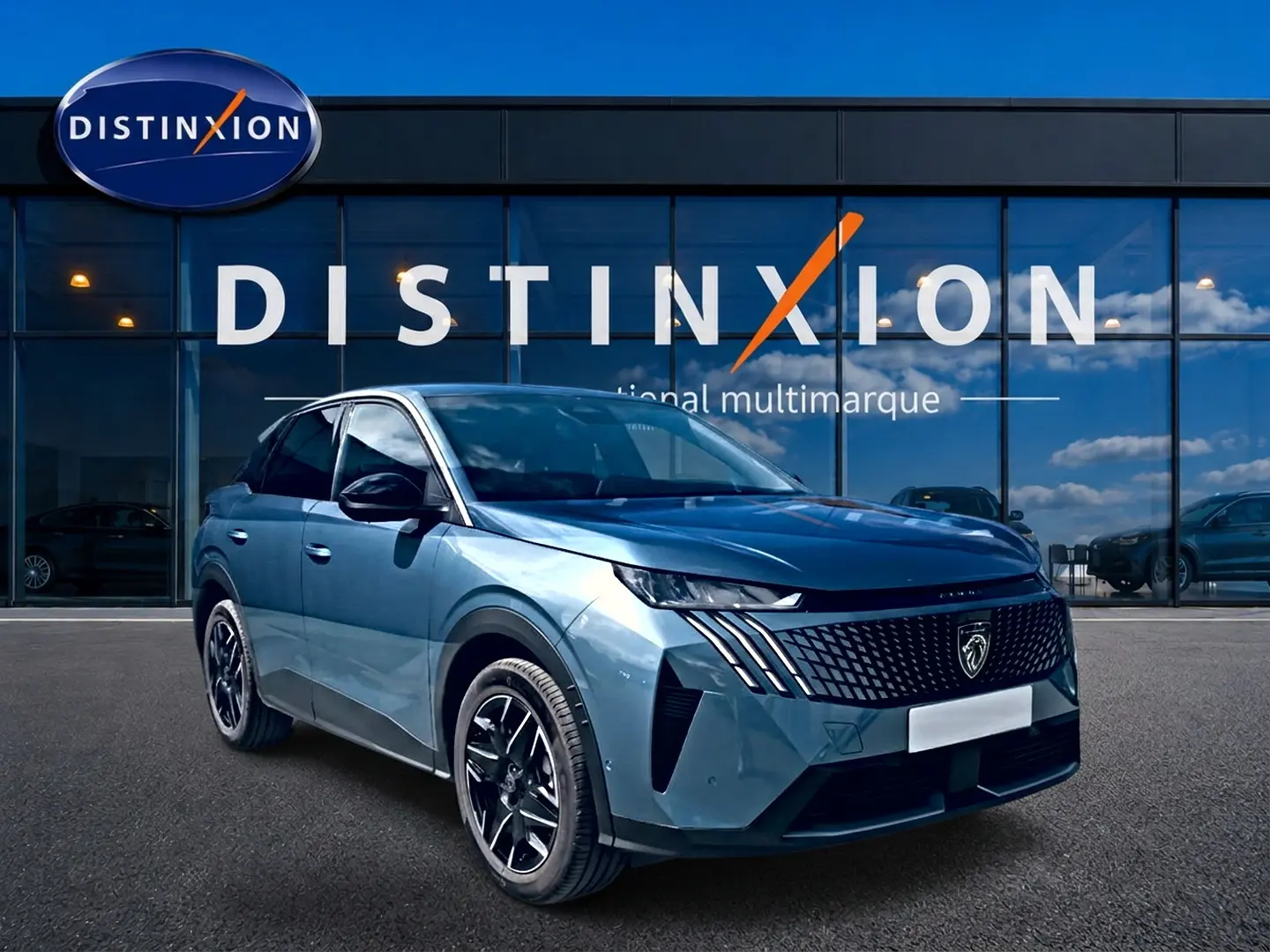 Peugeot 3008 bleu en 3/4 avant droit, avec calandre noire distinctive et jantes alliage noires.