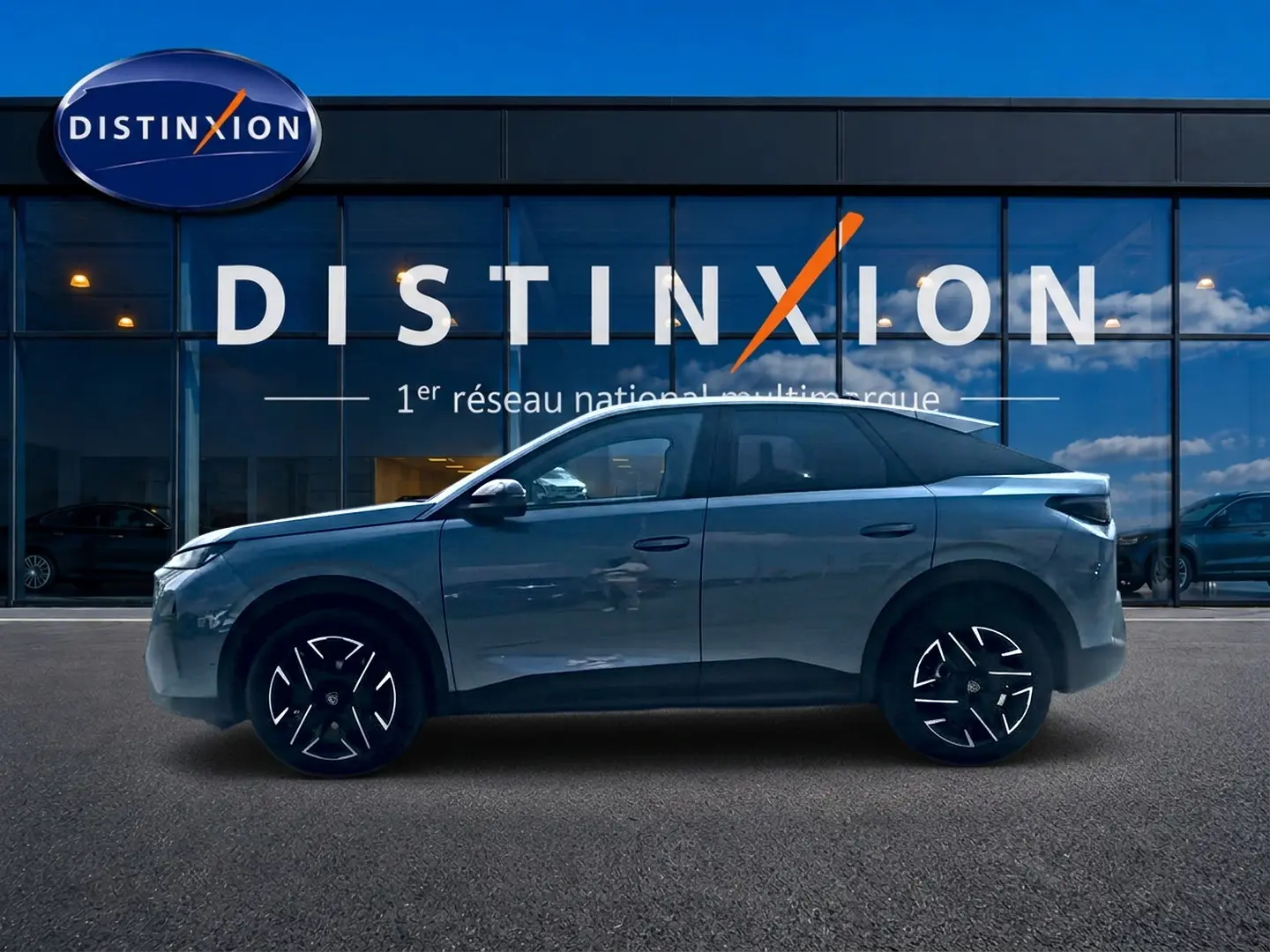 Profil côté gauche d'un Peugeot 3008 bleu 2025 avec jantes alu, devant une vitrine Distinxion.