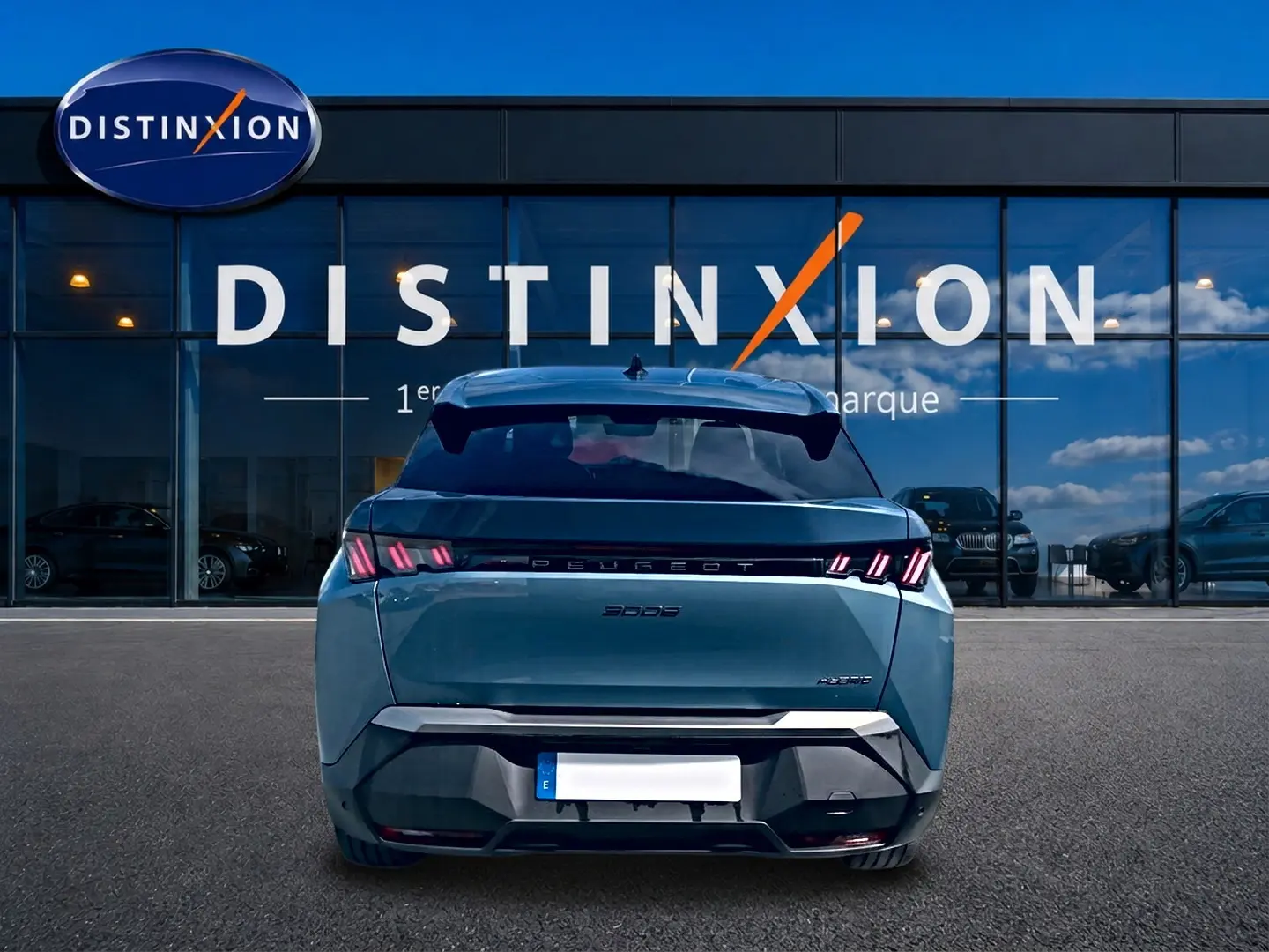Vue arrière d’un Peugeot 3008 bleu 2025 avec feux LED distinctifs, stationné devant une vitrine Distinxion.
