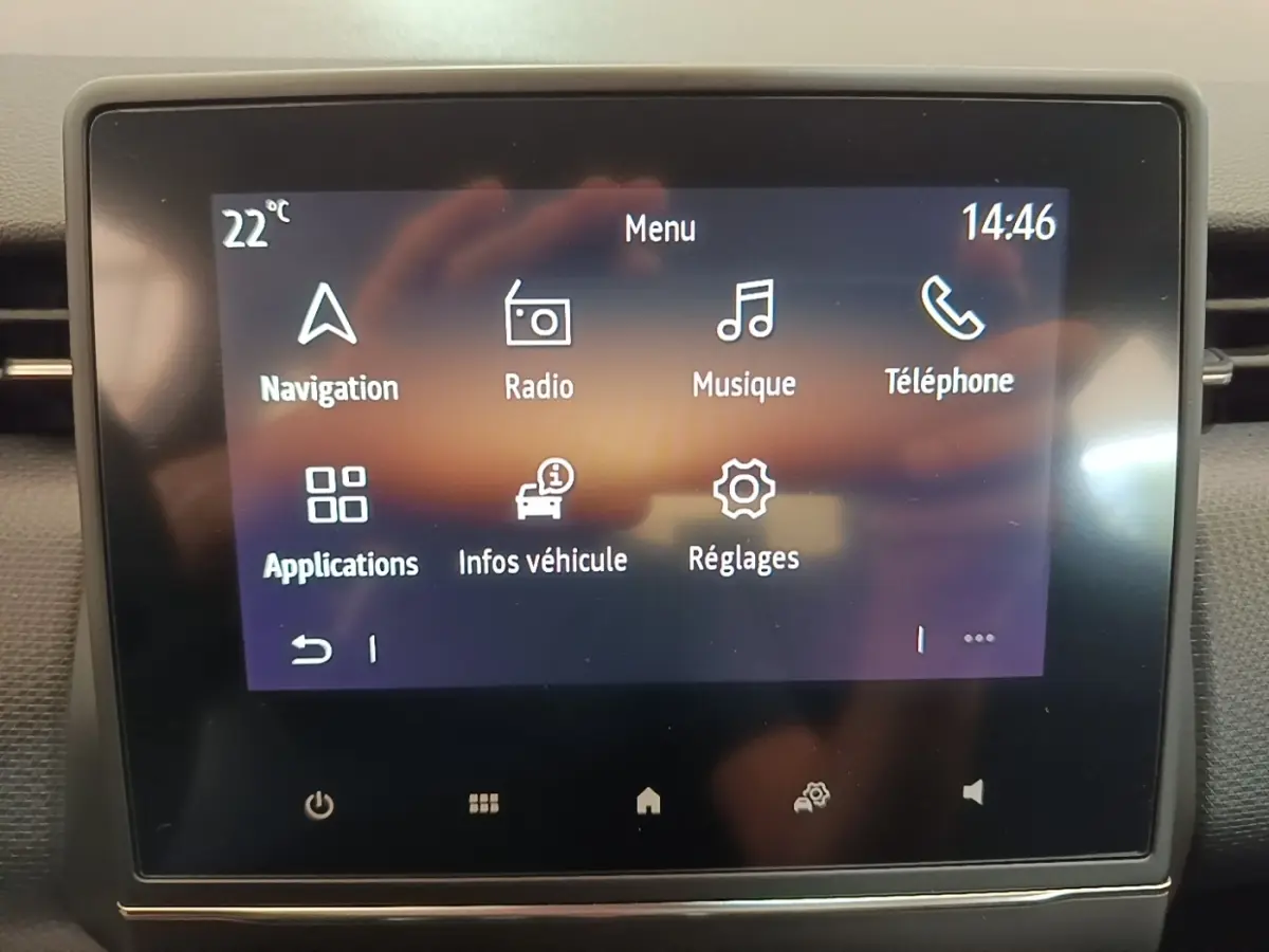 Écran tactile central de la Renault Clio Business TCe 90 2020 affichant le menu principal avec navigation et radio.