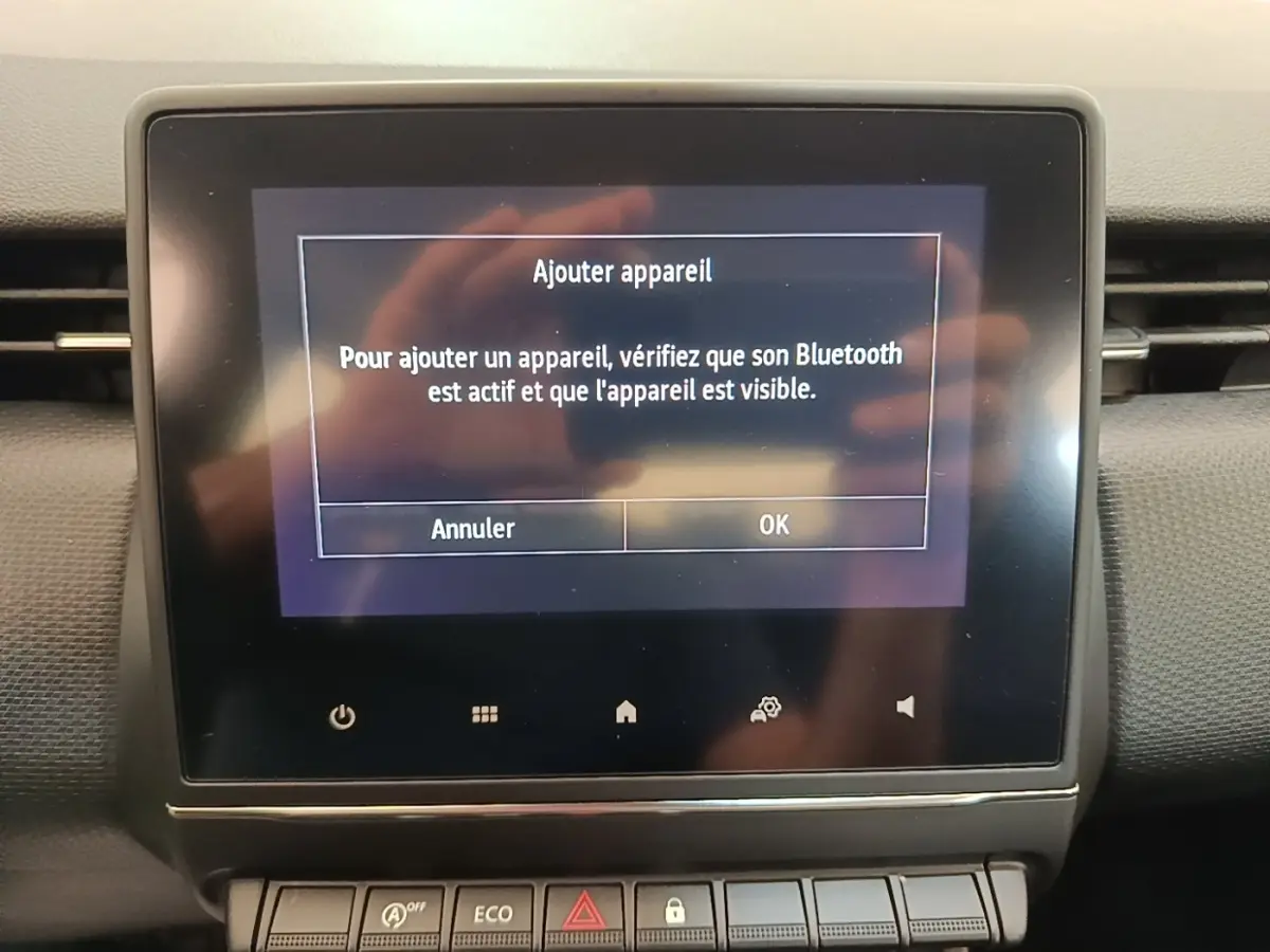 Écran tactile central de la Renault Clio Business TCe 90 2020 affichant un message d'ajout d'appareil Bluetooth.