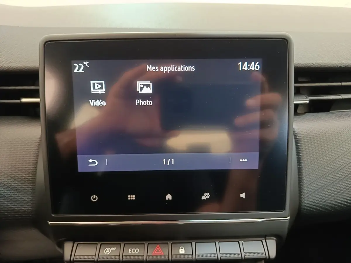 Écran tactile central de la Renault Clio Business TCe 90 2020, affichant les applications vidéo et photo.