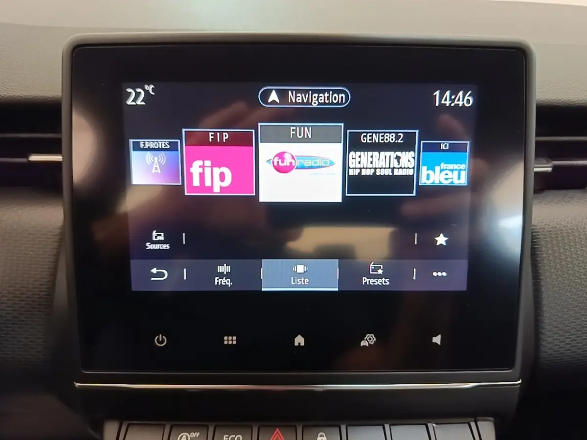 Écran tactile 7 pouces du système de navigation Renault Clio Business TCe 90, affichage radio et température intérieure.