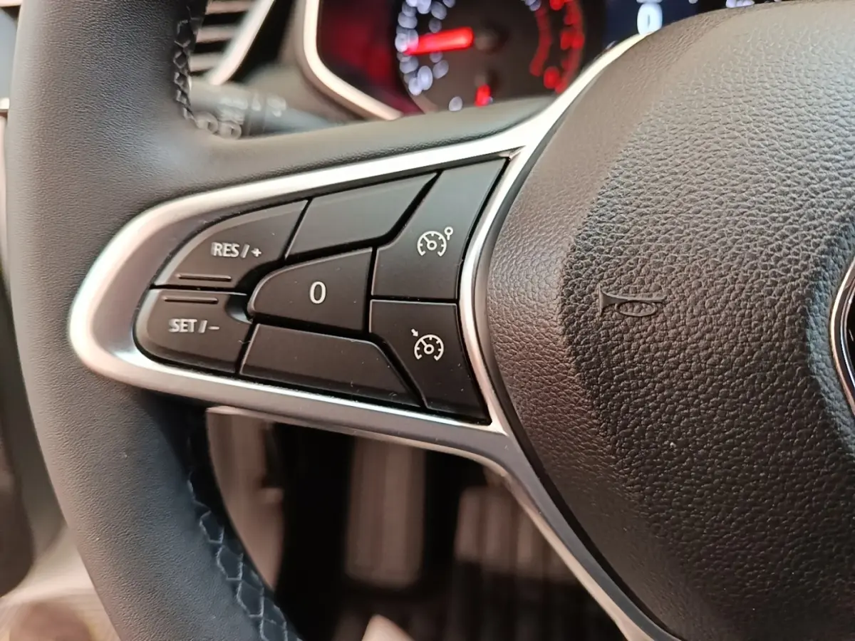 Gros plan sur le volant cuir synthétique de la Renault Clio Business TCe 90 2020, avec commandes multifonctions visibles.