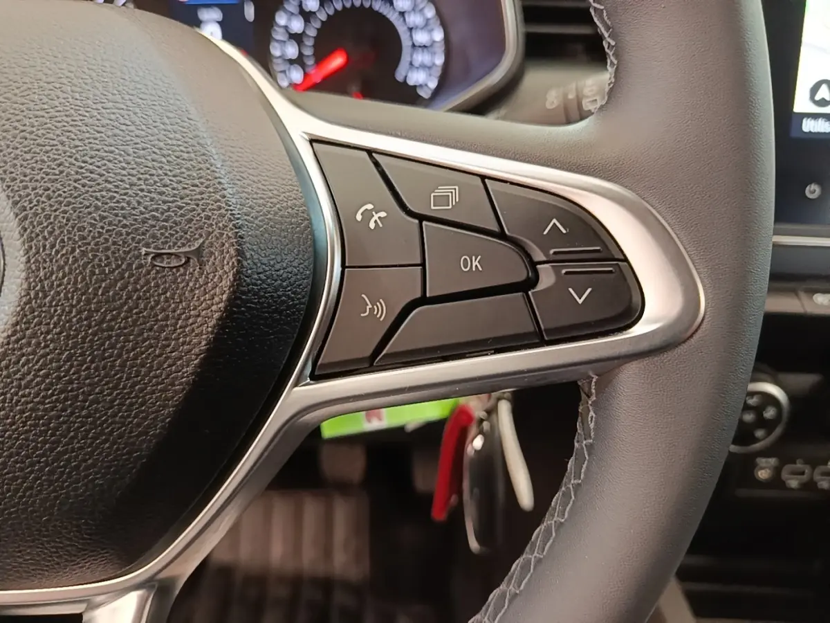 Gros plan sur le volant cuir synthétique de la Renault Clio Business TCe 90 2020, avec commandes multifonctions visibles.