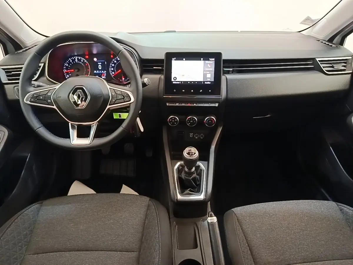 Intérieur Renault Clio Business TCe 90 2020, vue de face sur le tableau de bord, volant cuir multifonctions et écran tactile central.